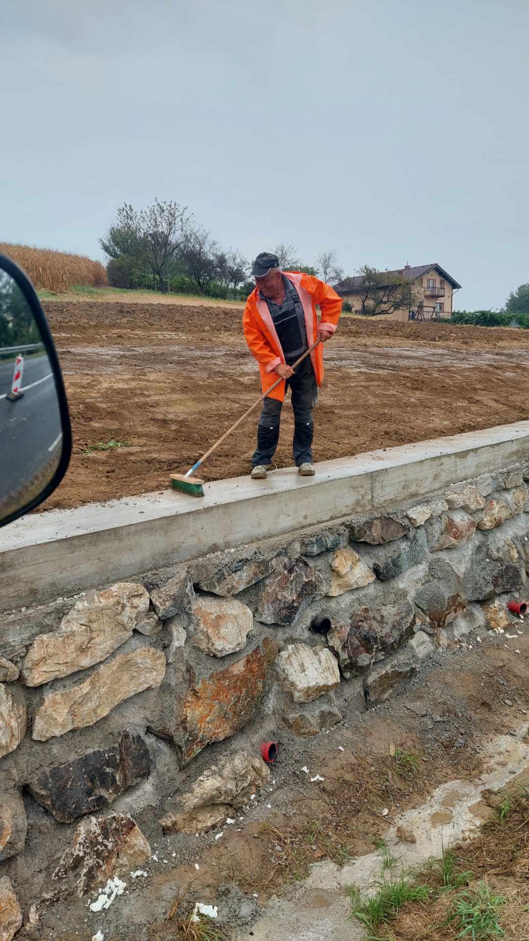 Kamniti zid z betonsko kapo